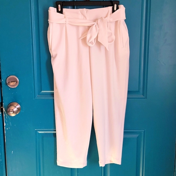White High Waisted Capri's with Pockets and Bow - Picture 1 of 8